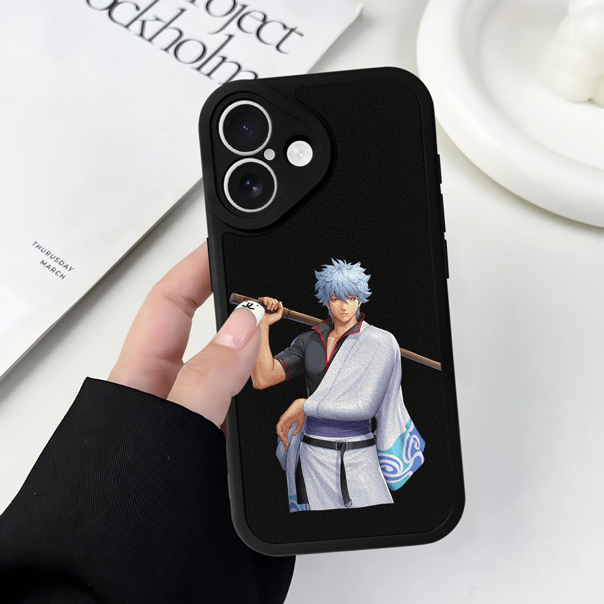 （画像用） ぎんたま 坂田銀時（さかたぎんとき） 神楽 志村新八（しむら しんぱち） GINTAMA Sakata Gintoki Kagura Shimura Shinpachi 【iPhone 16シリーズ対応】シリコンスマホケース（レザー調） 材質：シリコン